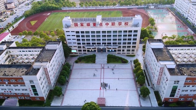 80后大叔职专门口卖烧烤，一月轻松收入超万元