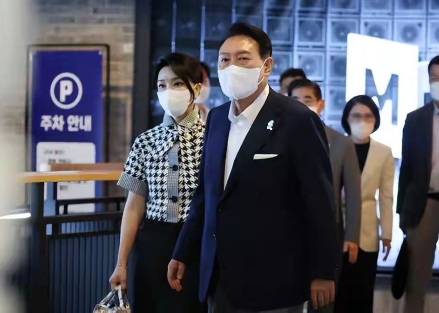 韩国第一夫人穿韩服,韩国第一夫人格子西服