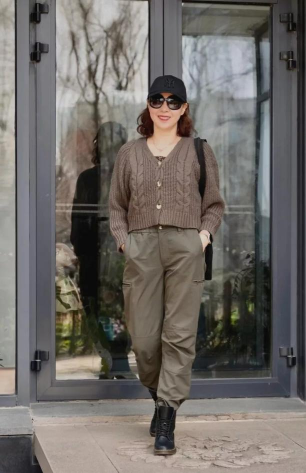 运动鞋这样穿不但知性优雅还减龄,适合50岁女人的运动鞋