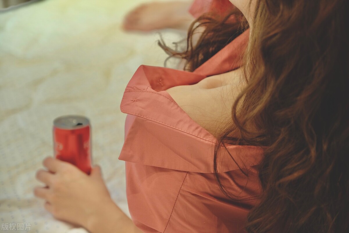 外卖小哥诈骗女大学生10年,却因忽略QQ空间一功能,直接被捕入狱