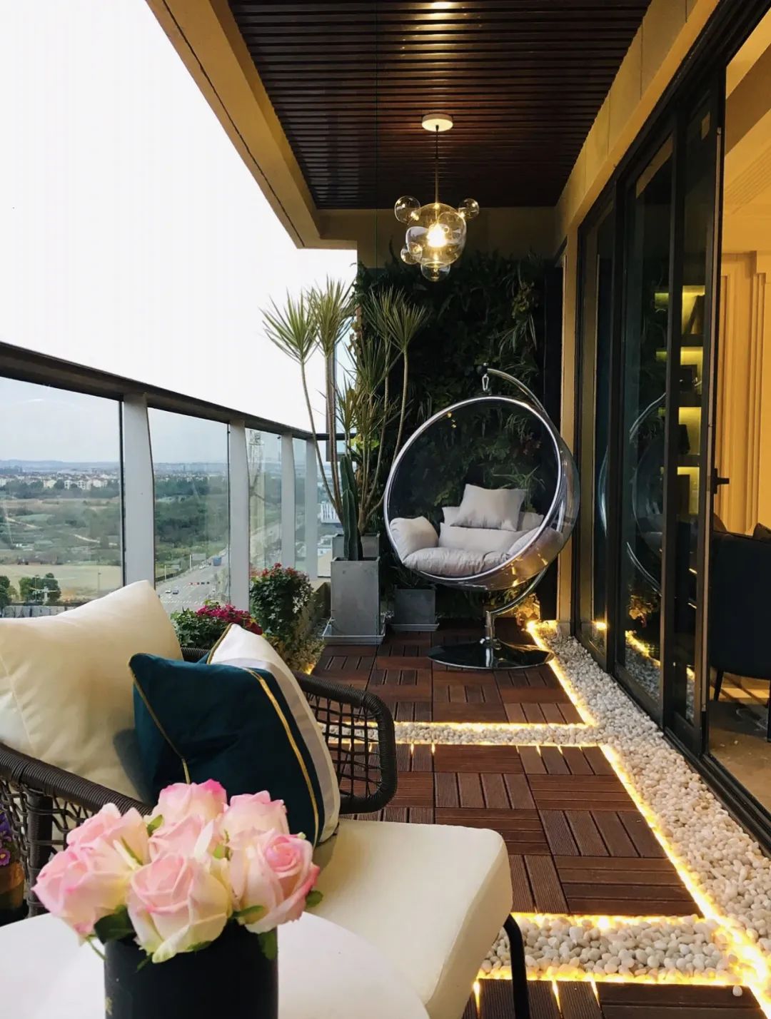 阳台用瓷砖好还是防腐木好,阳台地面铺防腐木好还是地砖好