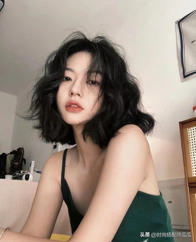 适合发量少减龄的烫发,别再留中间长两边短的发型