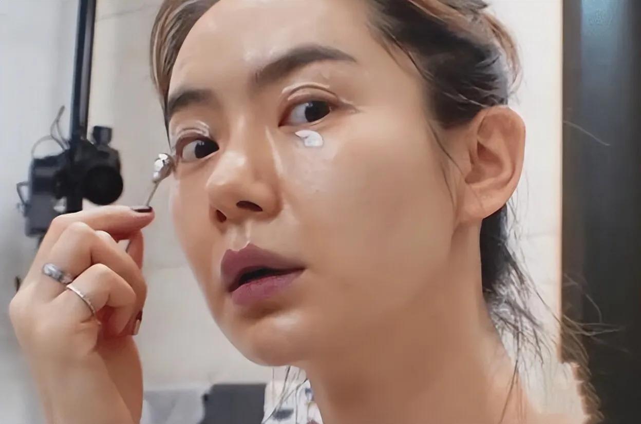 戚薇涂眼霜正确方法,戚薇涂眼霜的正确方法