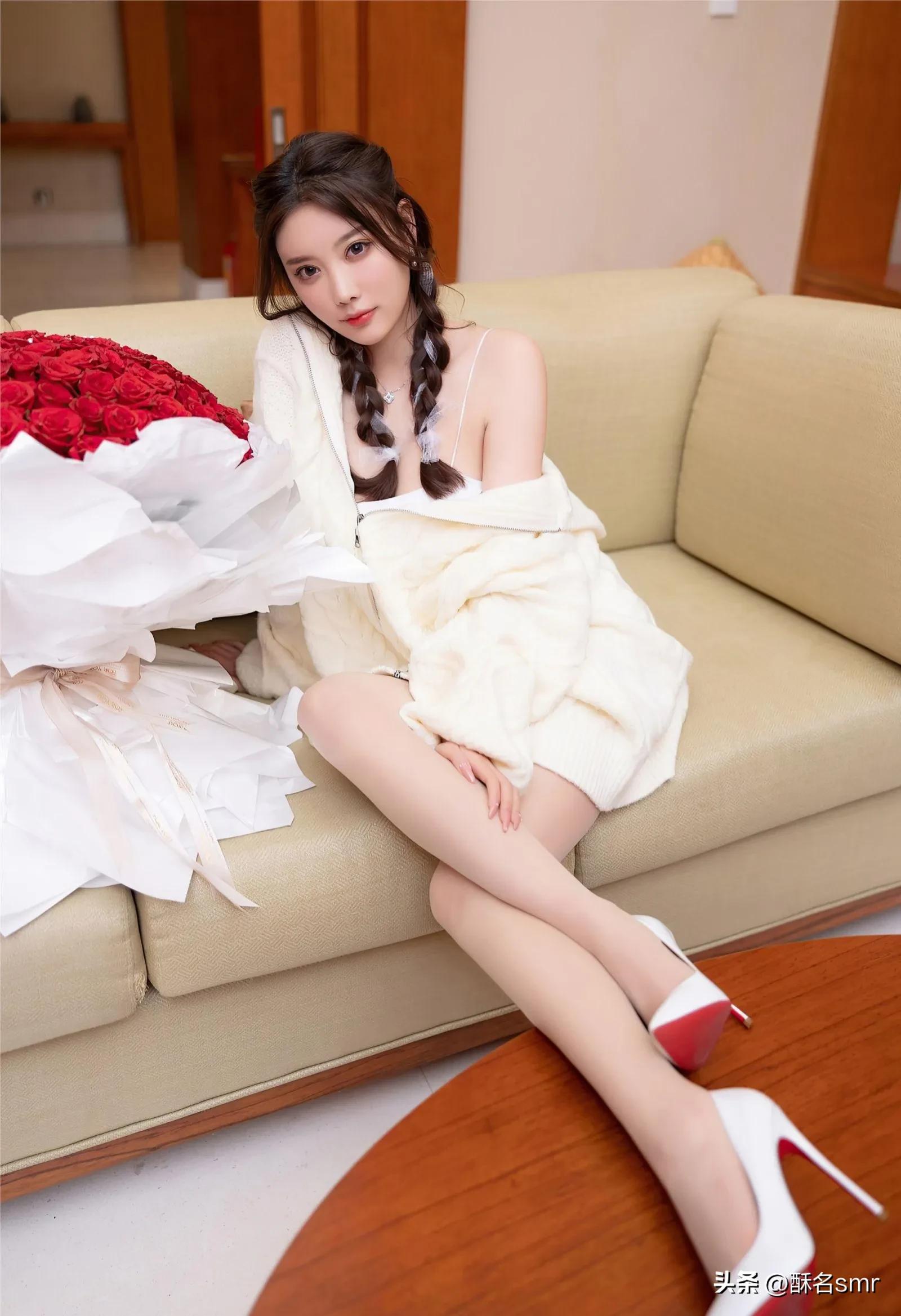 编麻花辫慵懒风搭配什么衣服,麻花辫配蓝色毛衣又仙又纯