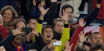 足球场上对抗与拼抢,足球场上要相互鼓励而不是责怪