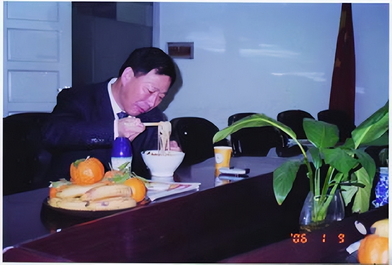 他是南京首富，35岁身家千亿！父亲娶学生为妻，成地产界“霸主”