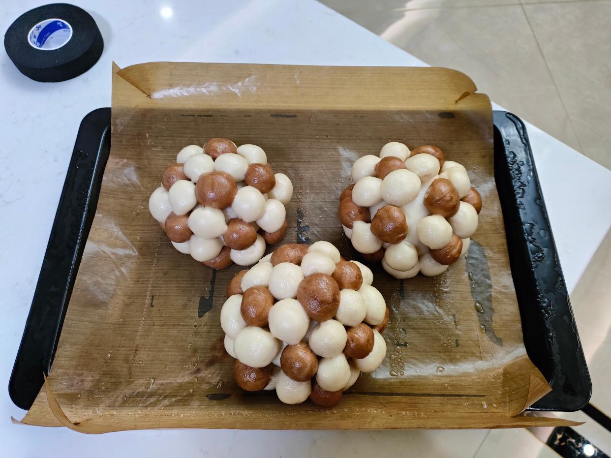 香喷喷的“足球”馒头来了，好吃又好玩，网友：不知从哪里下口？