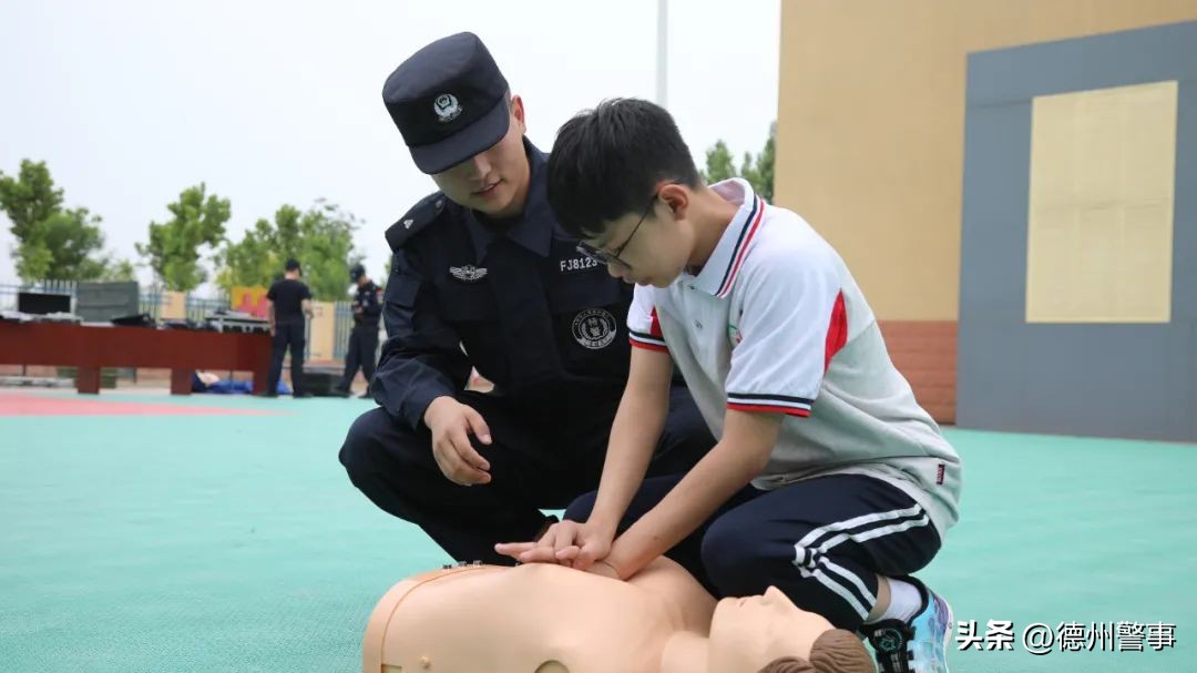 跟着警察去抓酒驾,跟着警察叔叔去出警