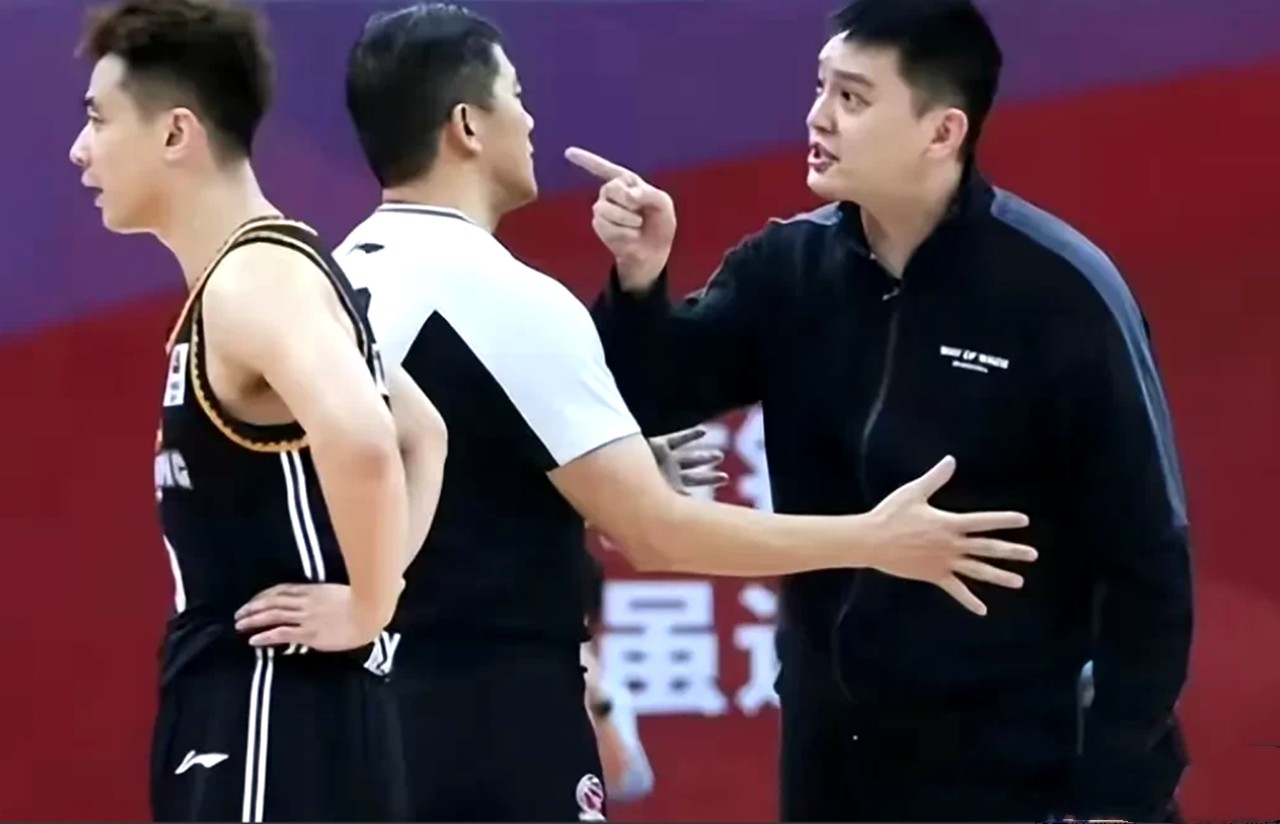 杨鸣霸气回应裁判判罚拿球说话,裁判吹罚不公正