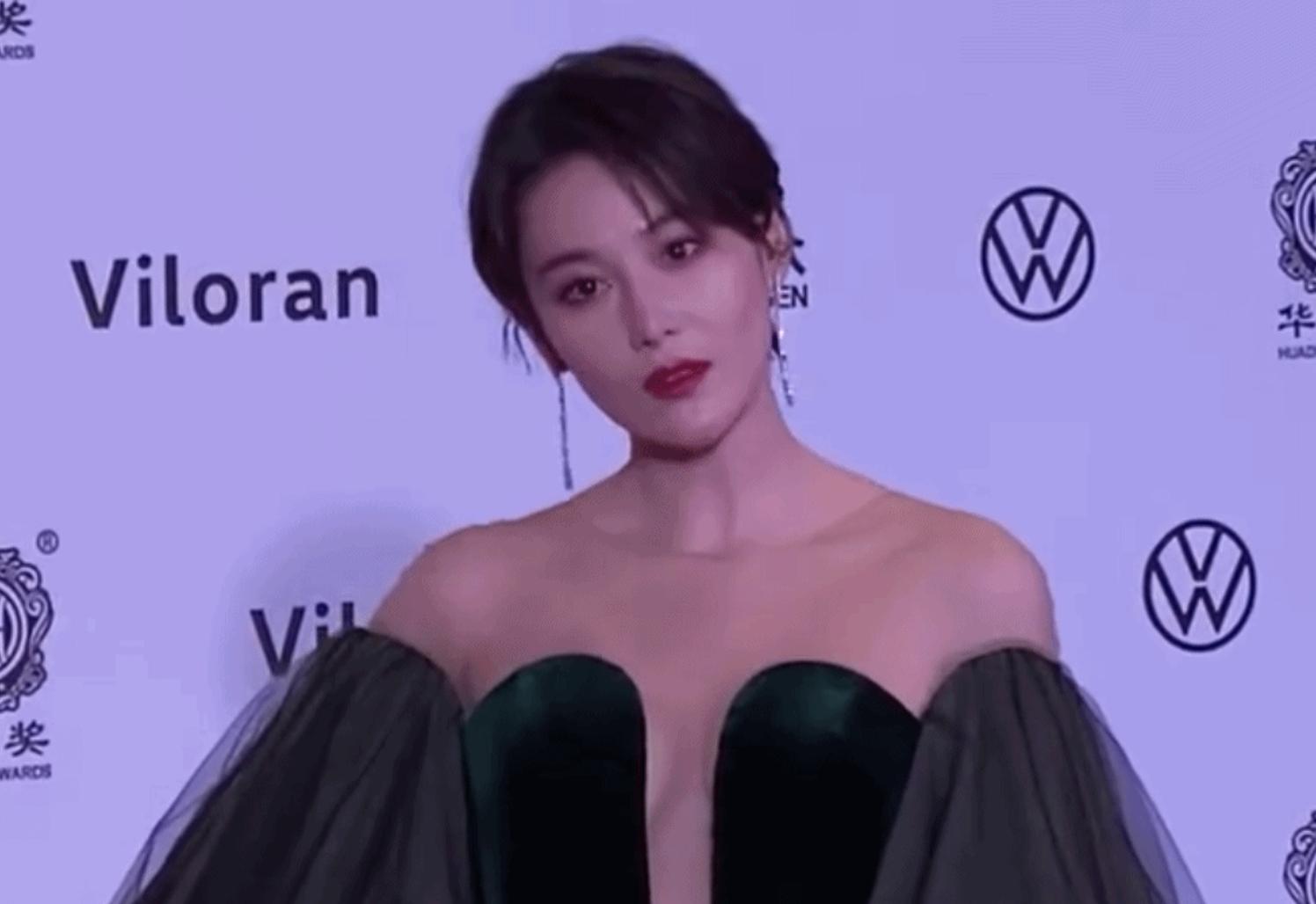 黑丝、抱胸、裸身，娱乐圈没被扒出的“*裤底**”，全在时尚周暴露了