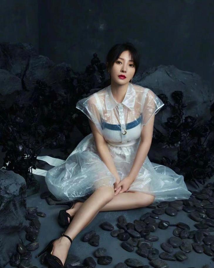 柳岩浅粉色连身裙图片,柳岩一袭紧身小黑裙亮相活动