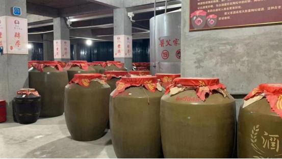 现在的酒厂咋不冒烟也没有酒糟味,农村退休酿酒师透露别喝这3种酒