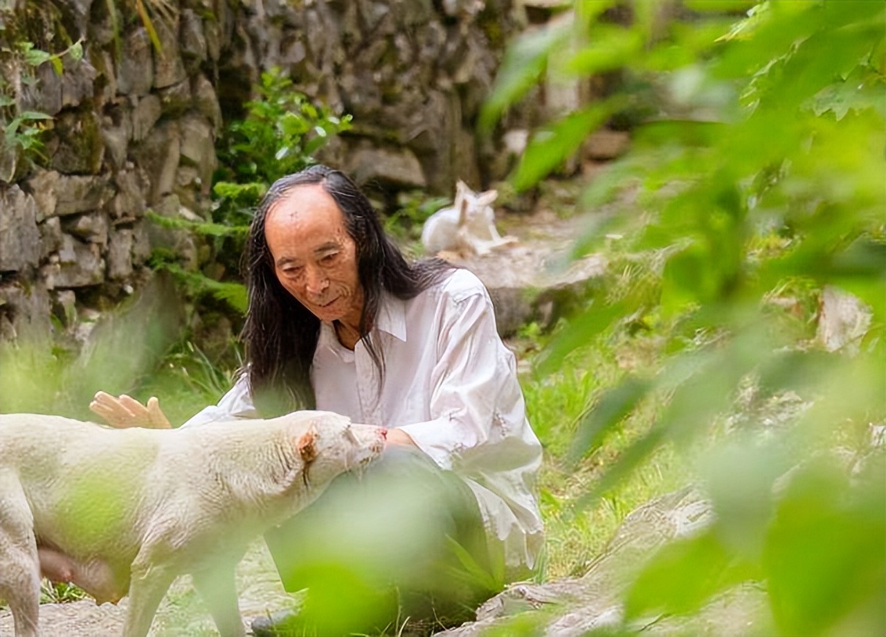 贵州80岁老人隐居深山打造古城,贵州一老人隐居在古堡30年