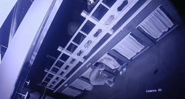 菊花一紧虎躯一震，男子被同性含住*体下**，后续让人头皮发麻。