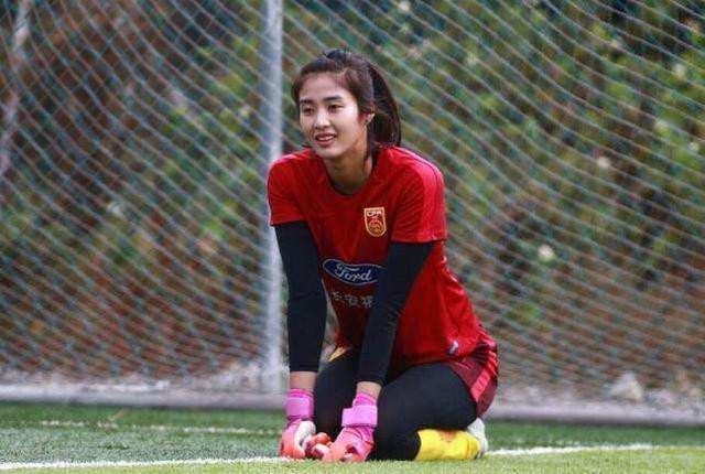 女足场上颜值照片,球场上惊艳的美女