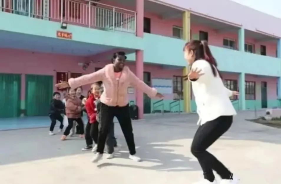 00后非洲姑娘远嫁大29岁河南农民，被婆家宠成宝，和儿子一起上幼儿园，“我每天都在享福”