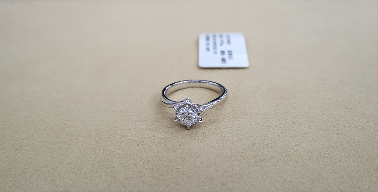 十年前买的钻戒现在180块,女子10多年前卖的钻戒