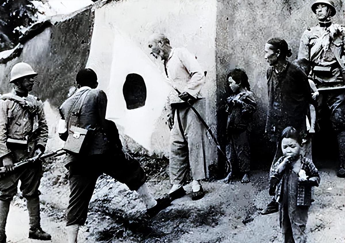 日军兽行照片:当着父亲的面玷污他女儿,临走还残忍割下妻子乳房