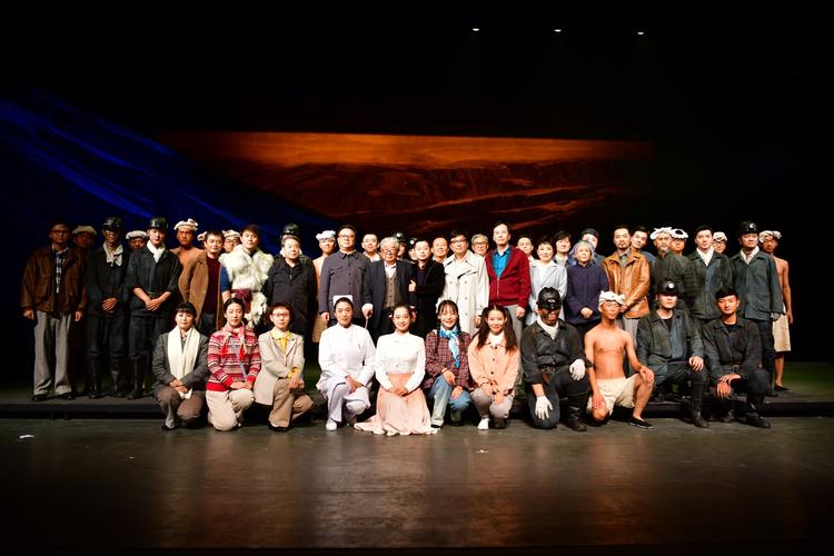 关于华语电影中的女性叙事的研究，并以毕业作品《花儿》为例