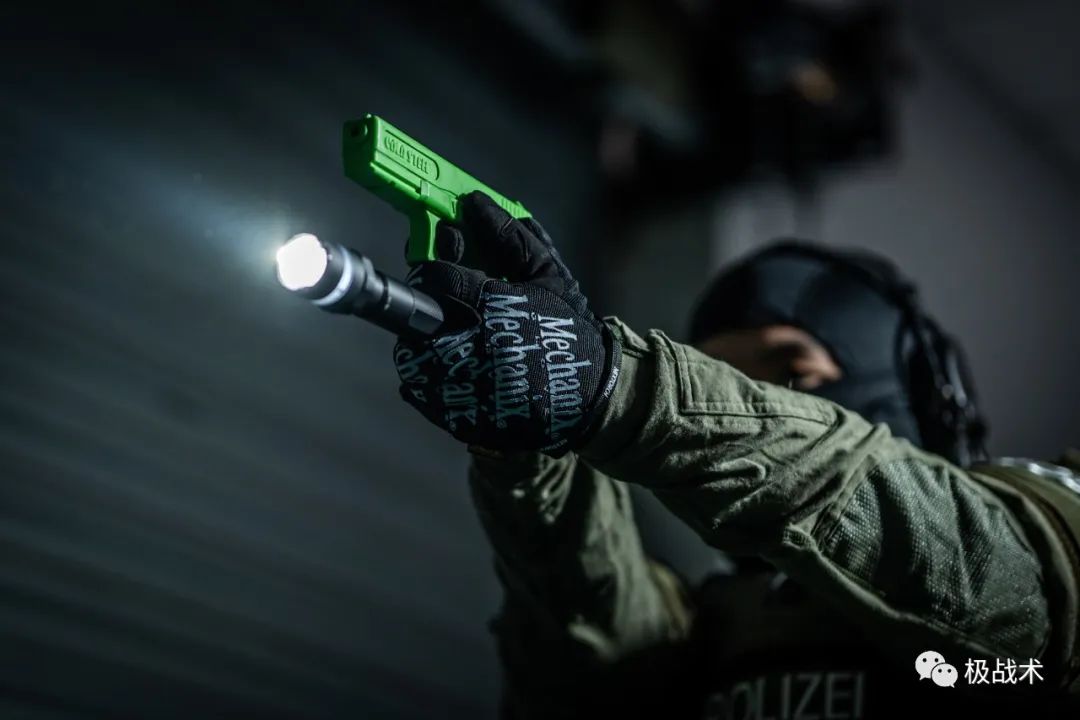 纳丽德手电筒p82测评,新标准战术手电对比纳丽德p80