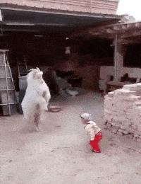 女孩子看起来外表美丽，其实裤袜已经掉到大腿根了！哈哈哈