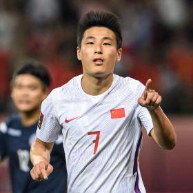 中国男足顺利回国继续备战12强赛,中国男足队员拜年