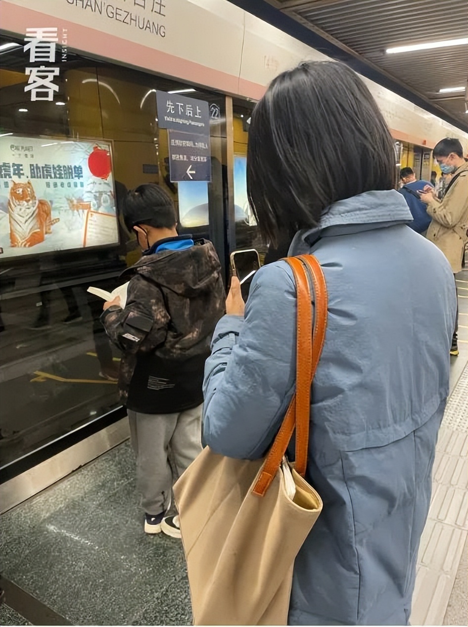 北京通勤路上，她用镜头记录2000个捧着书的人