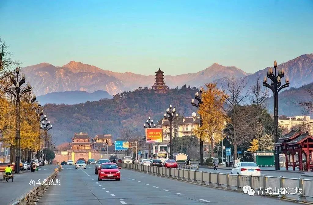 晴空雪山,雨过天晴的都江堰又见雪山