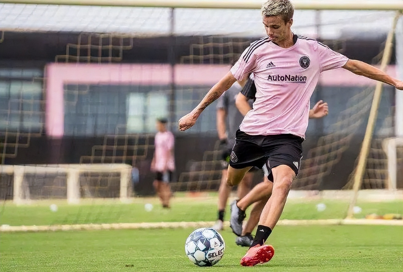 贝克汉姆小七三个孩子,贝克汉姆三个儿子颜值分析