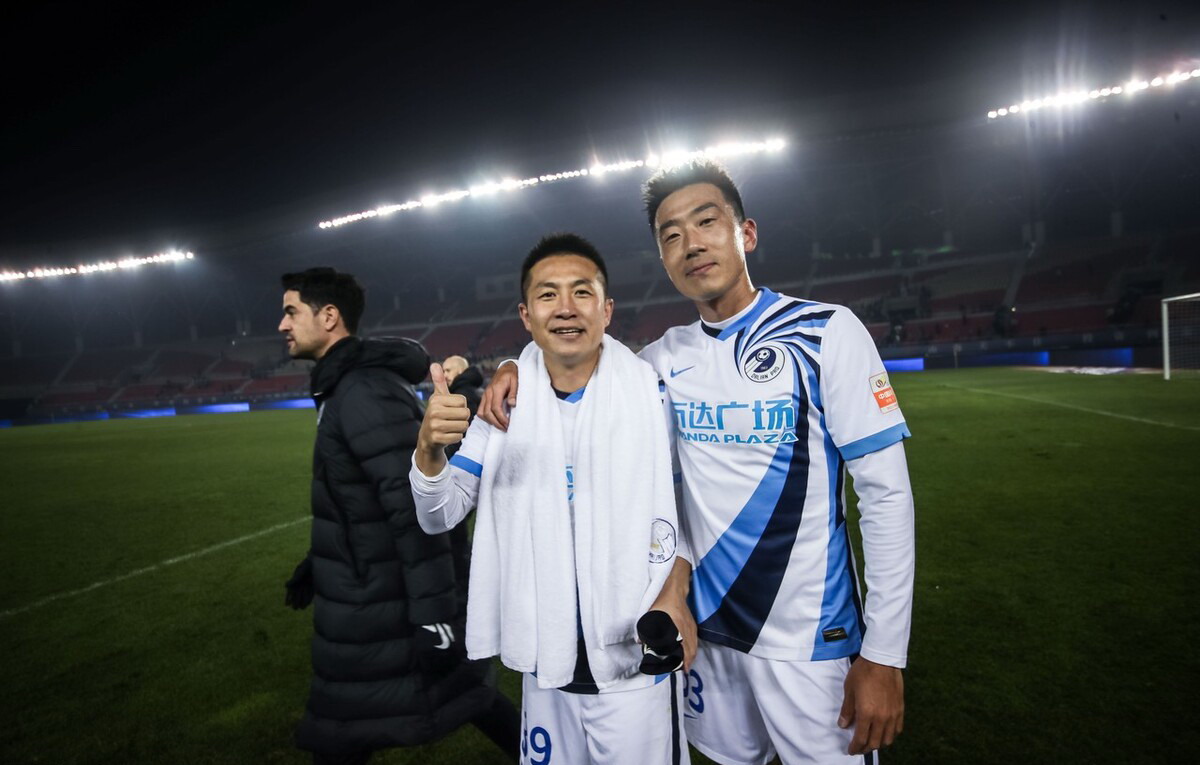 中超大连人赛后谢场,大连人谢晖赢球后拥抱