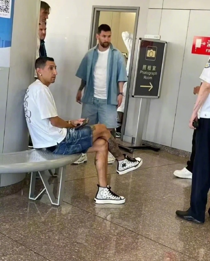 梅西颜值巅峰穿西装,梅西中国行穿的牛仔短裤