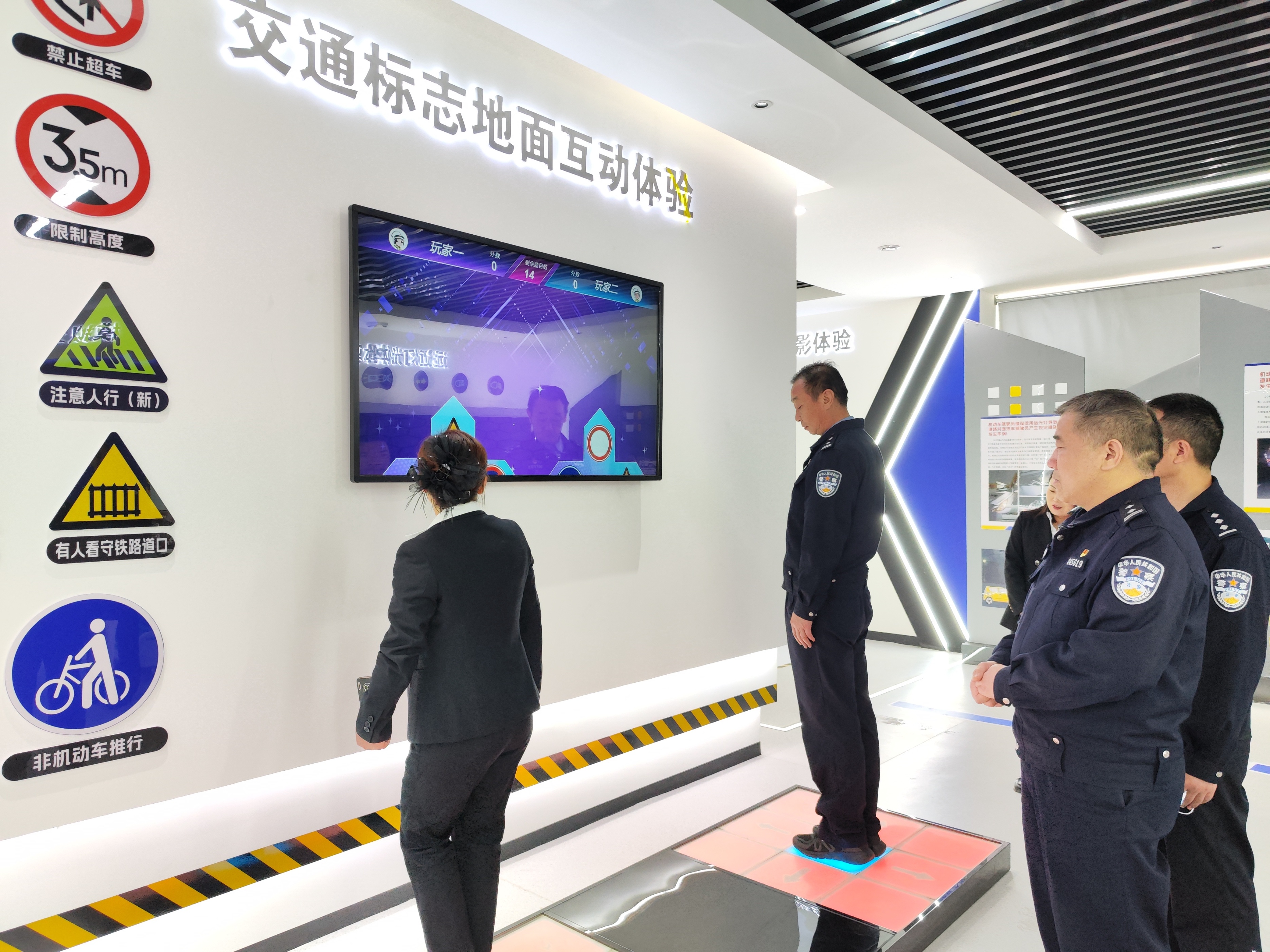 交警大队警示教育基地,交警走进驾校开展交通安全宣传