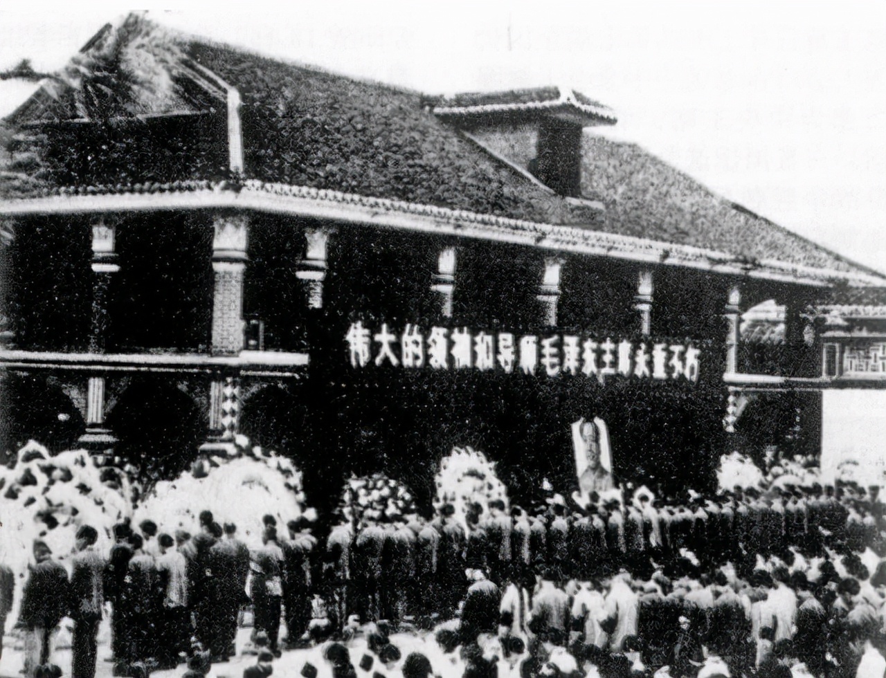 毛主席水晶棺：历时10个月完成，纯度99.9999%，3个工厂合力完成