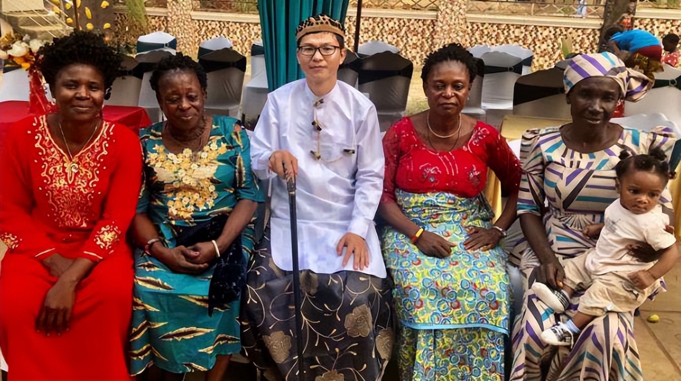 2018年，中国宁夏小伙李满虎被非洲土皇册封酋长，如今过得怎么样