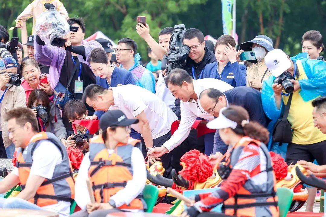 百舸争流竞扬帆不负众望勇夺魁,百舸争流龙舟竞渡