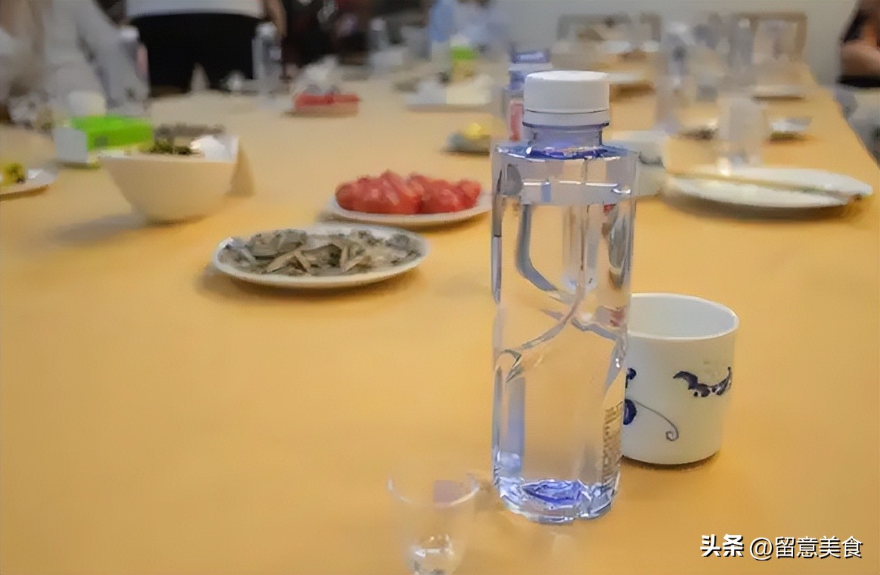 李老汉喝酒,李老汉今年五十多岁