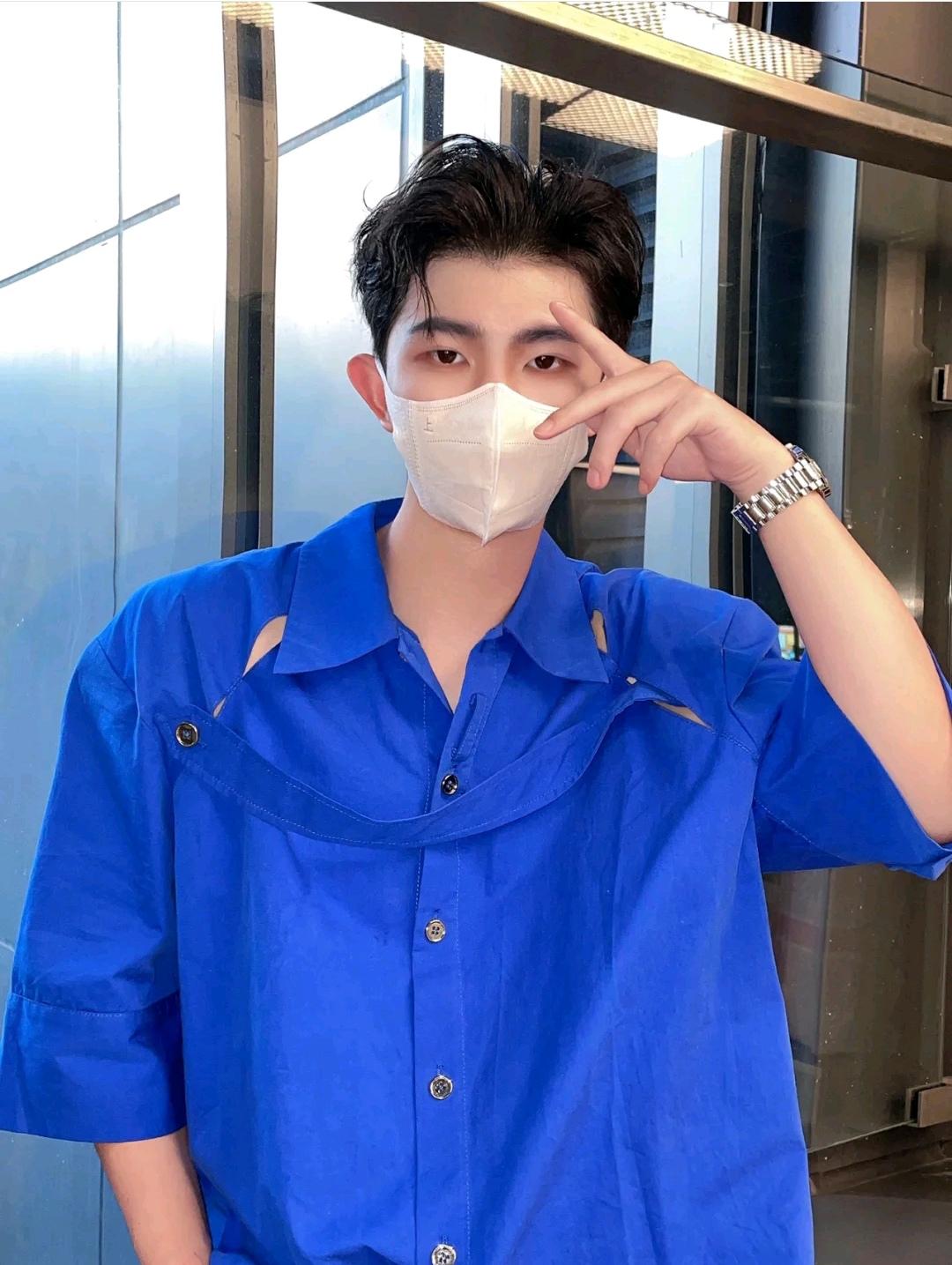 黄黑皮穿黄色衣服显白还是显黑,黄黑皮男人怎么穿才能显白