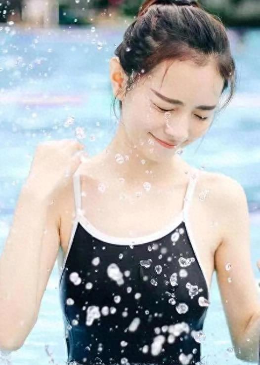 女泳装的穿法,女性泳装的正确穿法