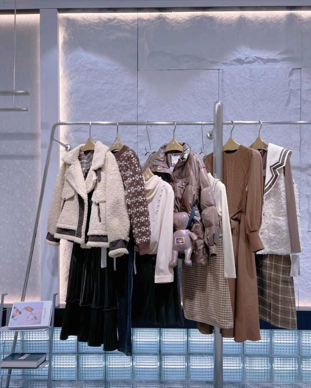 魔美名作冬装羽绒服图片,魔美名作女装官网羽绒服短款