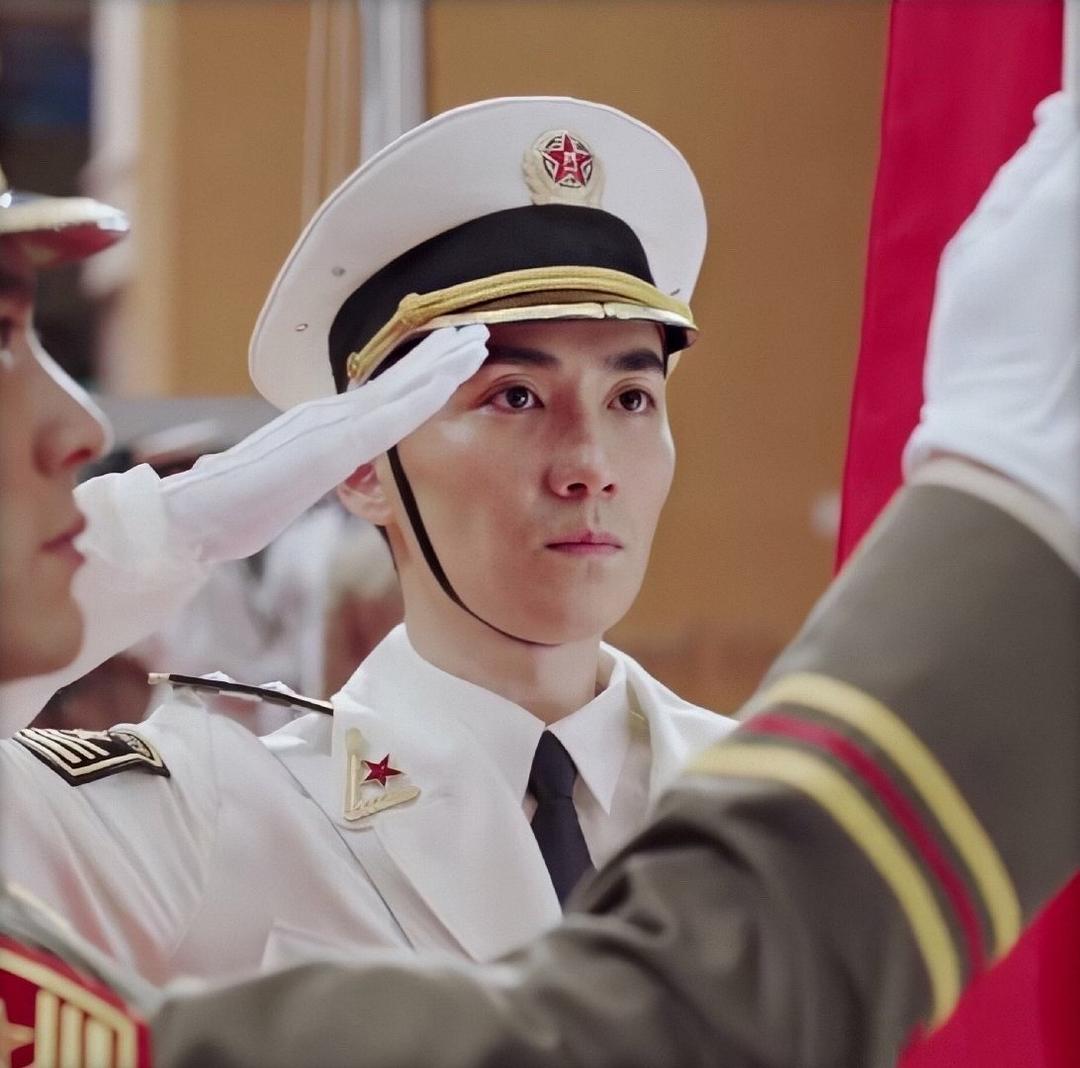 摘皇家*徽警**，无误差手表，放5次烟花，8部细节拉满的回归题材电影