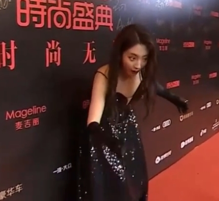 连屁股都是假的？假肩、假发、假腹肌，这些明星身上还有啥是真的