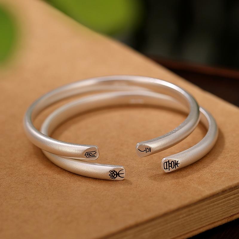 银手镯变形怎么修复原样,银手镯变形了店里免费修复吗