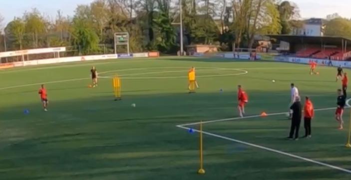 一对一足球对抗训练,足球怎样演练阵容