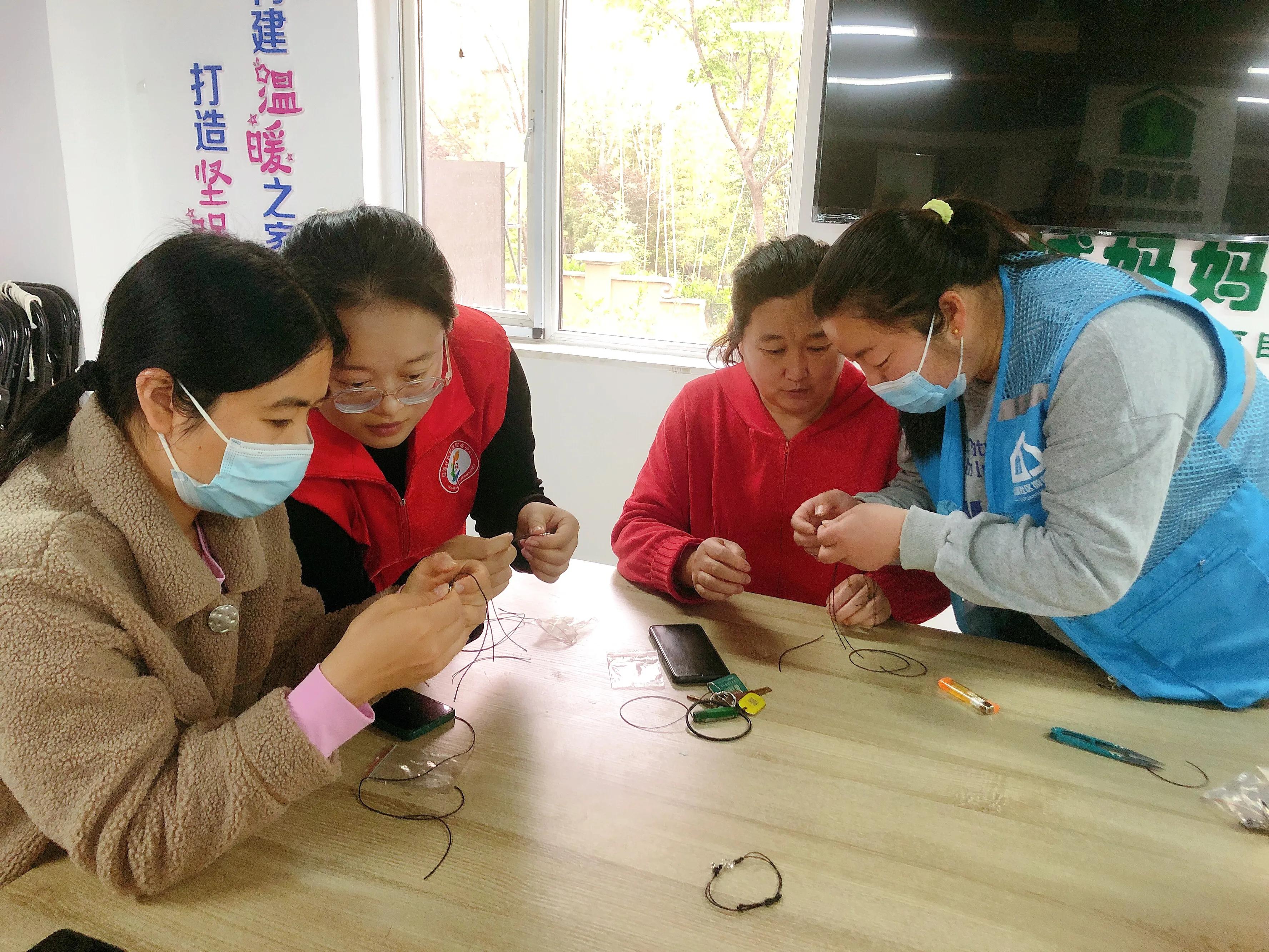 *党**群心连心携手共致富——郑州市惠济区大河路街道绿源社区“牛姐创业手工坊”