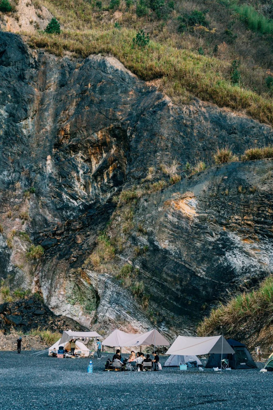 全羊宴烤乳猪、神秘矿坑、湿身派对…有趣不扎堆,假期支棱起来吧