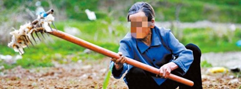 毒瘤家庭：24岁儿媳卖淫，公公收钱婆婆望风！