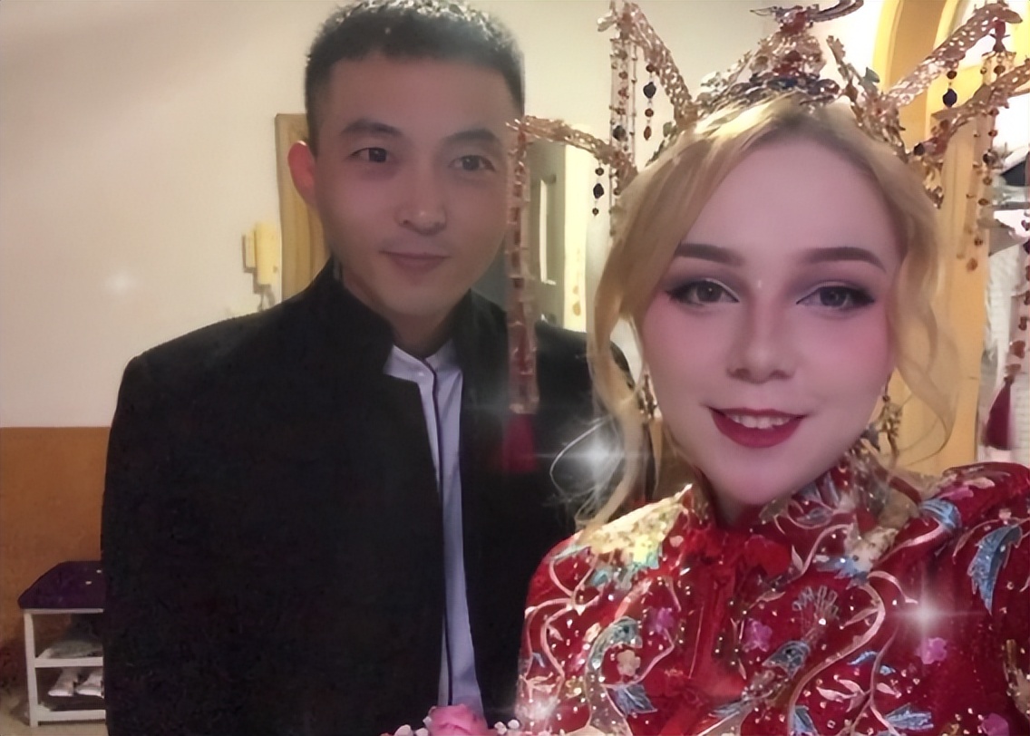 俄罗斯美女嫁给东北3婚男人，夫妻恩爱，网友感慨：他太幸运了