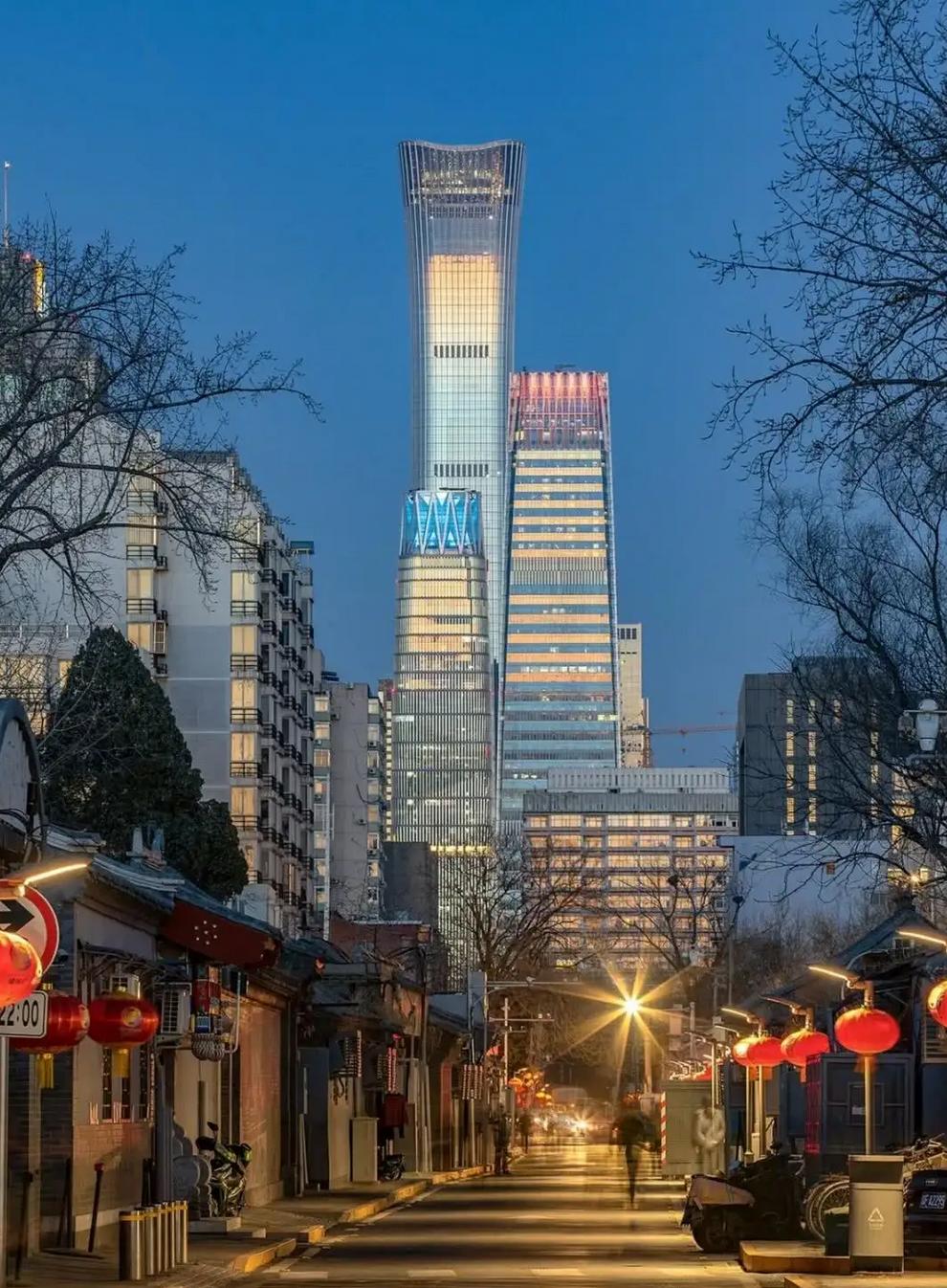 老外拿着长焦镜头拍视频,外国人喜欢用相机吗