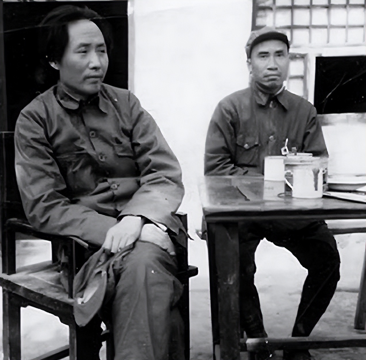 毛主席开会没烟了，看*先念李**抽雪茄，问：这么好的烟，咋不告诉我