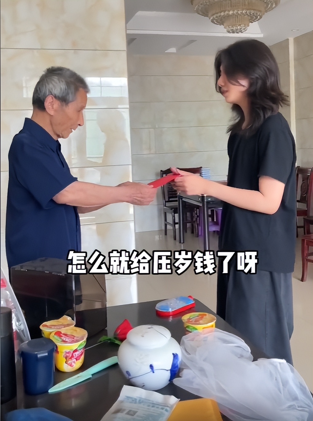 网恋女友是男生！因长相太漂亮出门被路人搭讪，上厕所也要查身份